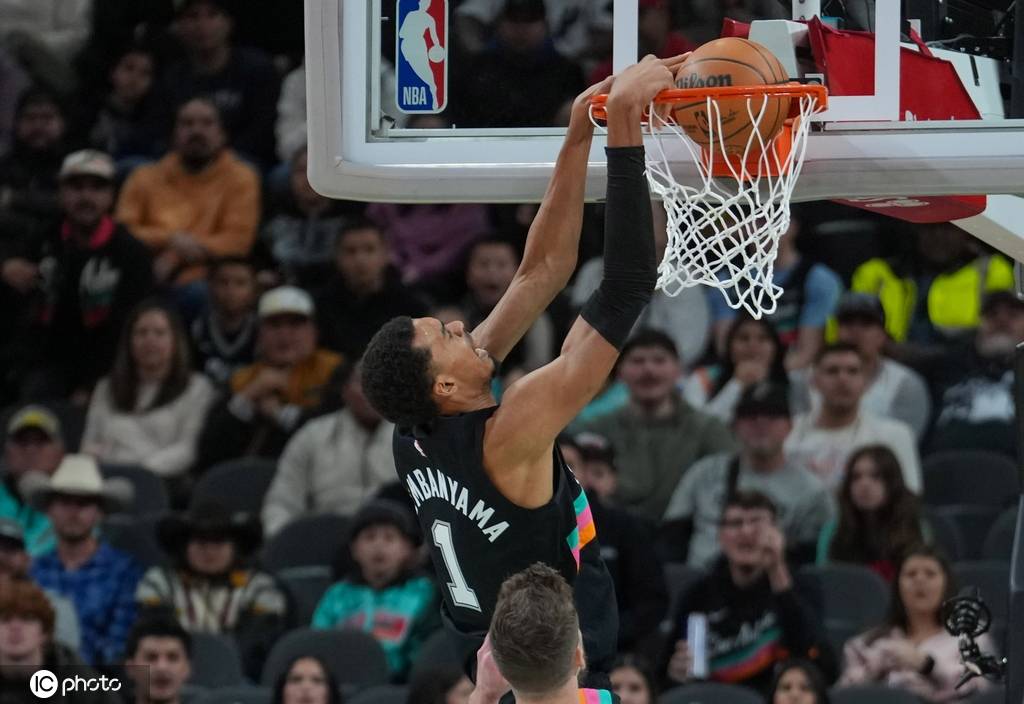 文班亚马空砍26+14阿伦27+10 马刺负骑士